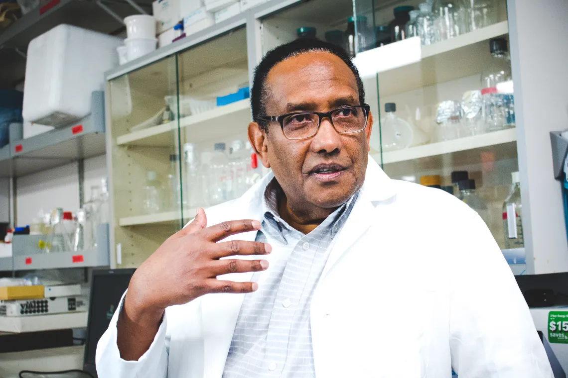 Dr. Zakaria talking in lab Dr. Zakaria talking in lab